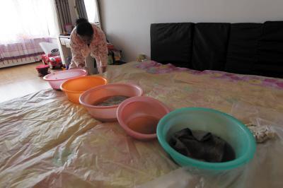 嘉定楼上漏水，住户失联，小区没物管，业主维权难！律师来支招……